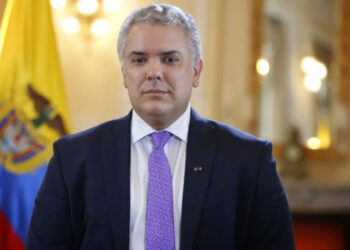 Presidente colombiano llama a ciudadanos a "elegir bien" entre la izquierda y la derecha