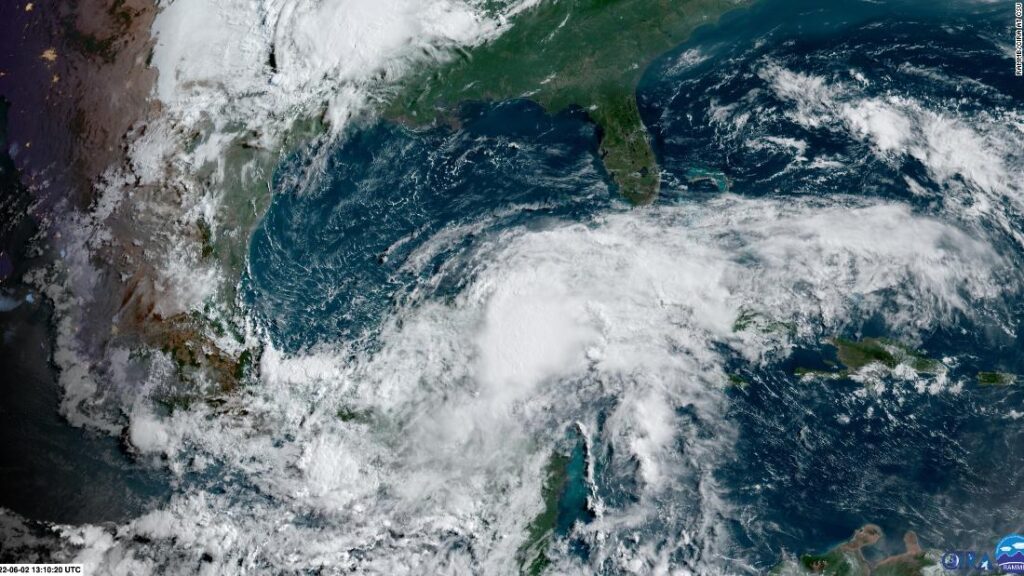 Tormenta tropical Alex se fortalece en su camino a Bermudas