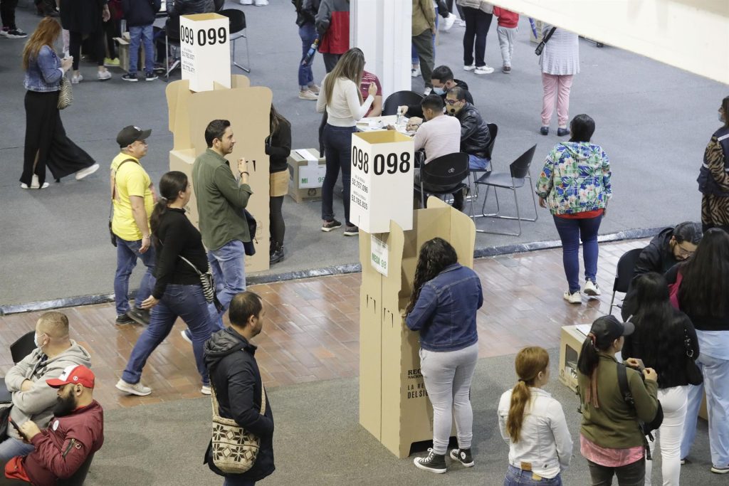 Sin grandes incidentes avanza la segunda vuelta de las elecciones en Colombia