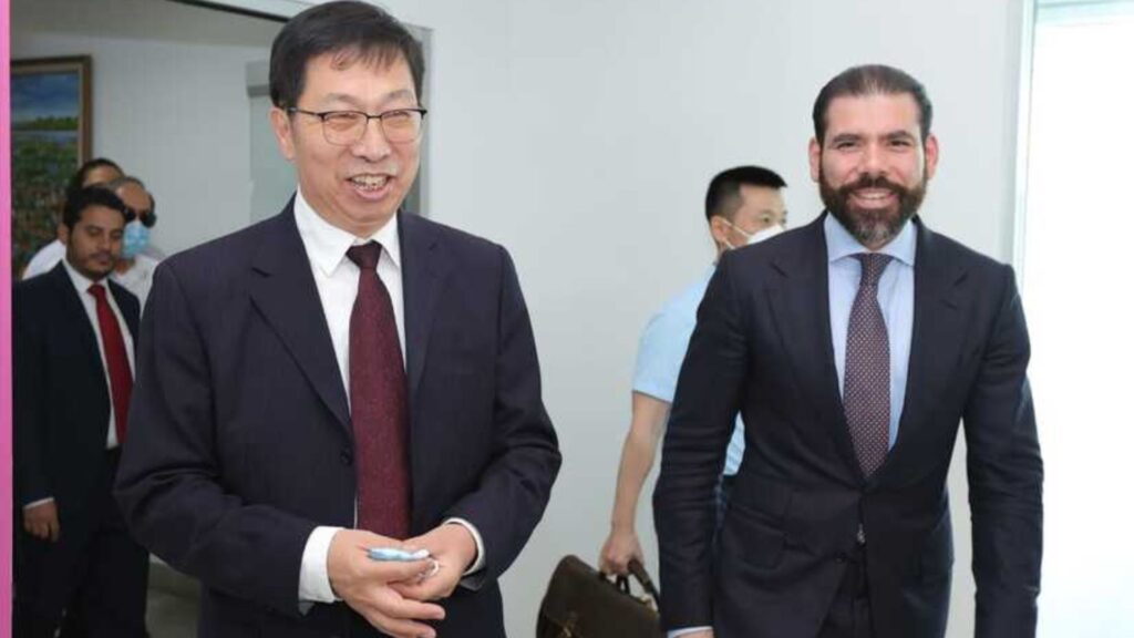 Laureano Ortega recibe a embajador de su aliado China Popular