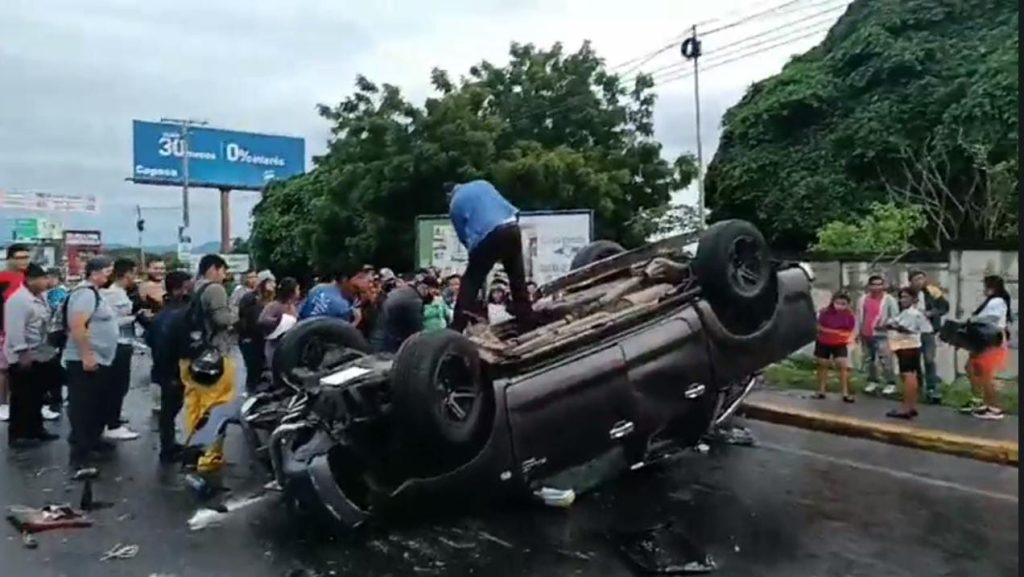 Conductor provoca accidente; deja a un médico fallecido y dos lesionados