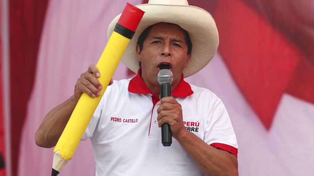 Presidente de Perú podría ser expulsado de su propio partido por considerarlo «liberal»