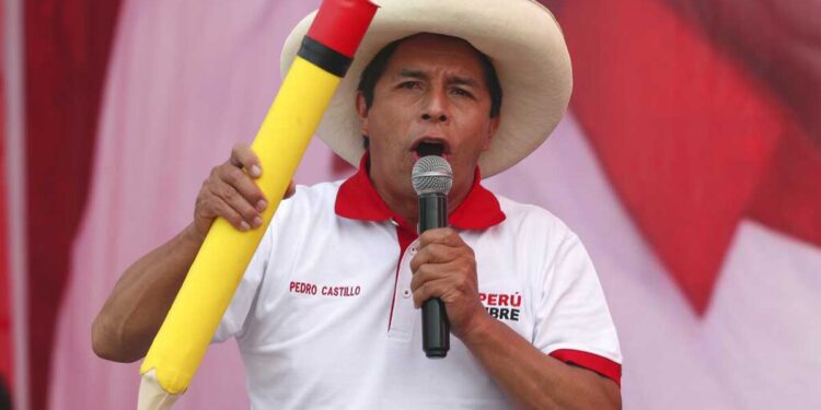 Presidente de Perú podría ser expulsado de su propio partido por considerarlo "liberal"
