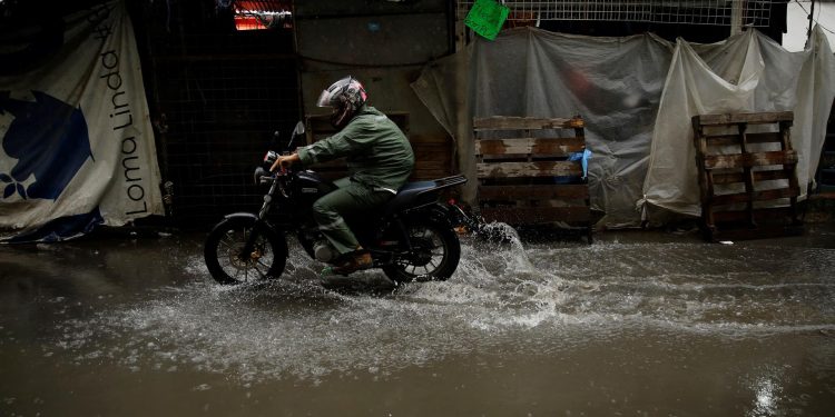 El Salvador suma un séptimo muerto por las lluvias y reporta 79 albergados. Foto: Artículo 66 / EFE