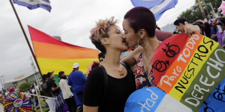 Una pareja se besa durante la manifestación por el Orgullo LGBTI en Managua, el 28 de junio de 2018. Foto tomada de El País / AFP.