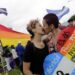 Una pareja se besa durante la manifestación por el Orgullo LGBTI en Managua, el 28 de junio de 2018. Foto tomada de El País / AFP.