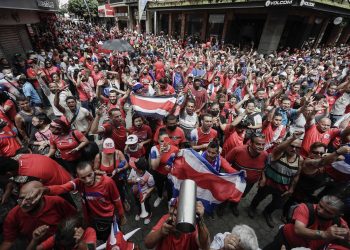 Hinchas costarricenses celebran hoy la clasificación al Mundial de Catar 2022, en San José (Costa Rica). EFE/Jeffrey Arguedas