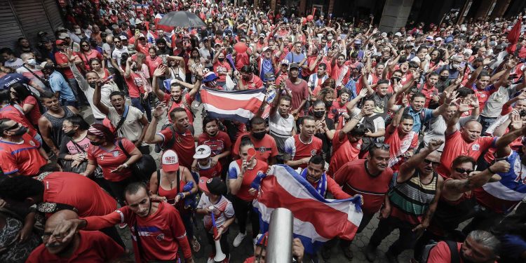 Hinchas costarricenses celebran hoy la clasificación al Mundial de Catar 2022, en San José (Costa Rica). EFE/Jeffrey Arguedas