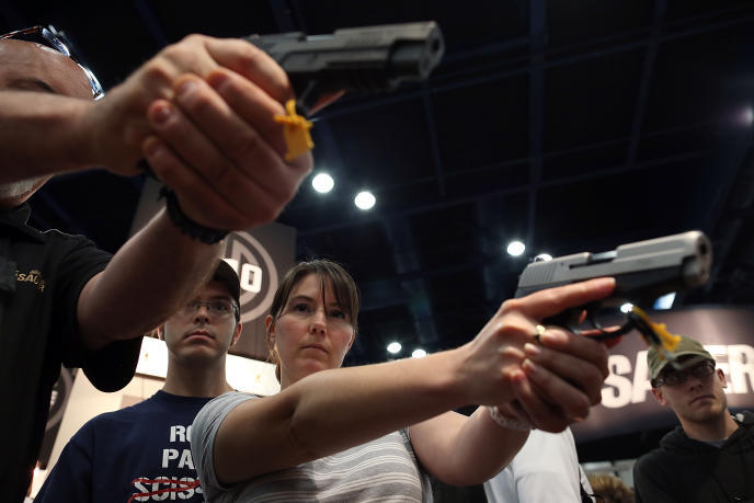 Jueces conservadores amplían derecho de portar armas en público a pesar de tiroteos