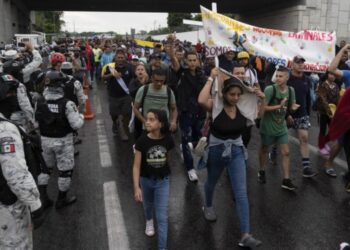 Presidente mexicano justifica excesivo uso de la fuerza pública contra caravana de migrantes