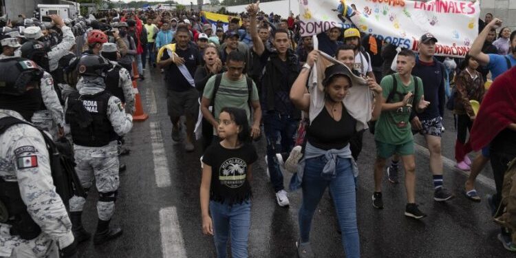 Presidente mexicano justifica excesivo uso de la fuerza pública contra caravana de migrantes