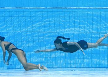 Nadadora rescata a una compañera que se desmayó durante competencia en Mundial de Natación