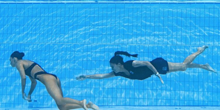 Nadadora rescata a una compañera que se desmayó durante competencia en Mundial de Natación