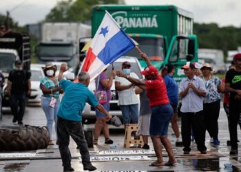 Migrantes irregulares en Panamá buscan Costa Rica pese a tranques en panamericana