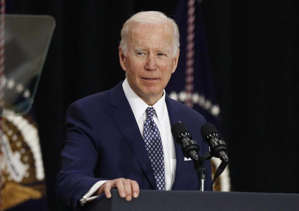 Biden aumenta impuestos a multimillonarios y empresas en proyecto de presupuesto