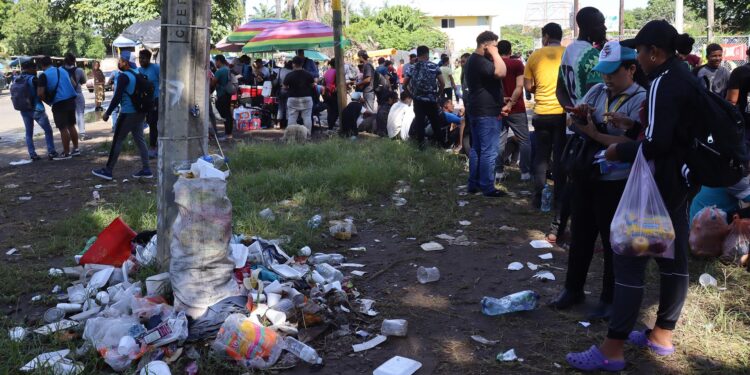 Migrantes viven en condiciones precarias e insalubres en frontera de México con EEUU