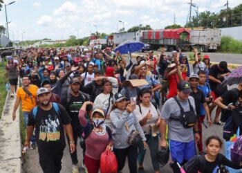 Caravana de 4 mil migrantes exige a México una solución migratoria en su viaje a EEUU