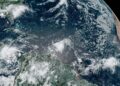 Fotografía satelital cedida por la Administración Nacional de Océanos y Atmósfera (NOAA) de Estados Unidos a través del Centro Nacional de Huracanes (NHC) donde se aprecia la tormenta tropical "Bonnie" durante su paso por el Caribe hacia Centroamérica. EFE/NOAA-NHC