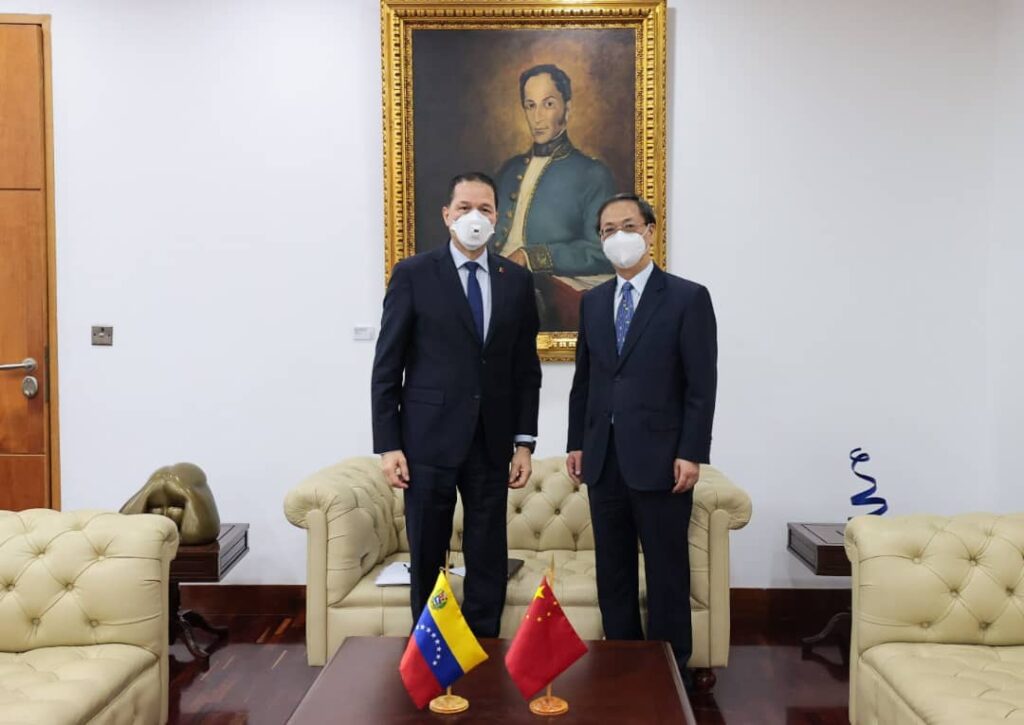 China interesada en ampliar intercambio comercial con Venezuela, que incluye petróleo