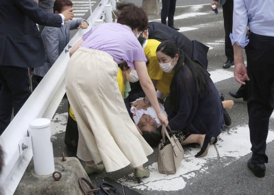 Asesinan a tiros a ex presidente de Japón, Shinzo Abe, mientras daba un discurso