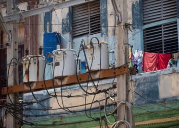 Continúan apagones en toda Cuba por "averías" en sistema eléctrico nacional