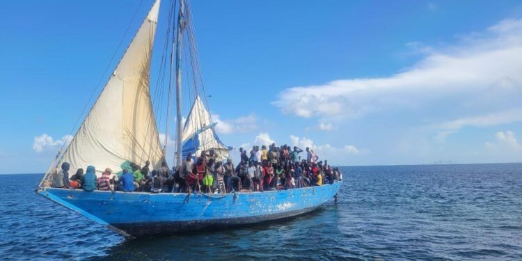 Más de 100 migrantes son interceptados en un barco frente a Florida, EEUU