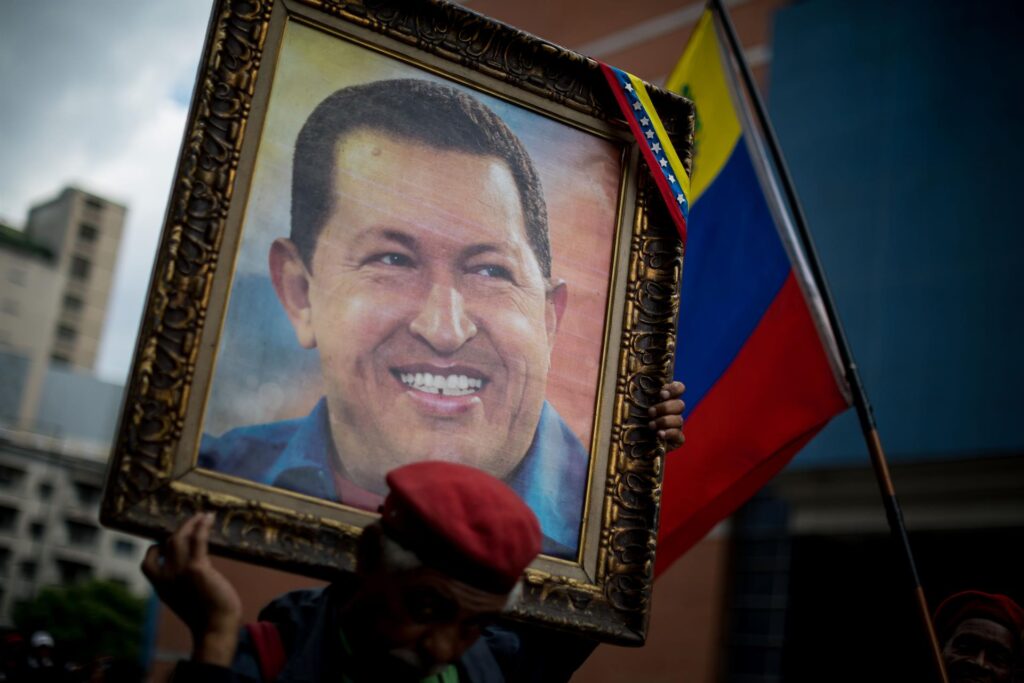 Simpatizantes del Gobierno venezolano celebran con una imagen de Hugo Chávez, en una fotografía de archivo. Foto: EFE / Artículo 66.