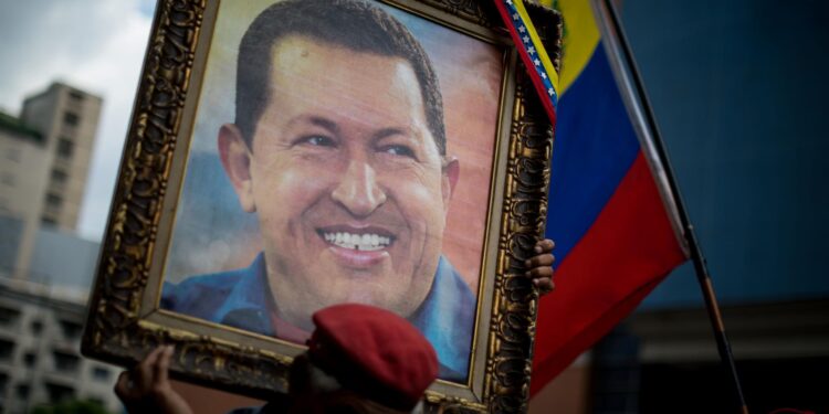 Simpatizantes del Gobierno venezolano celebran con una imagen de Hugo Chávez, en una fotografía de archivo. Foto: EFE / Artículo 66.