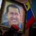 Simpatizantes del Gobierno venezolano celebran con una imagen de Hugo Chávez, en una fotografía de archivo. Foto: EFE / Artículo 66.