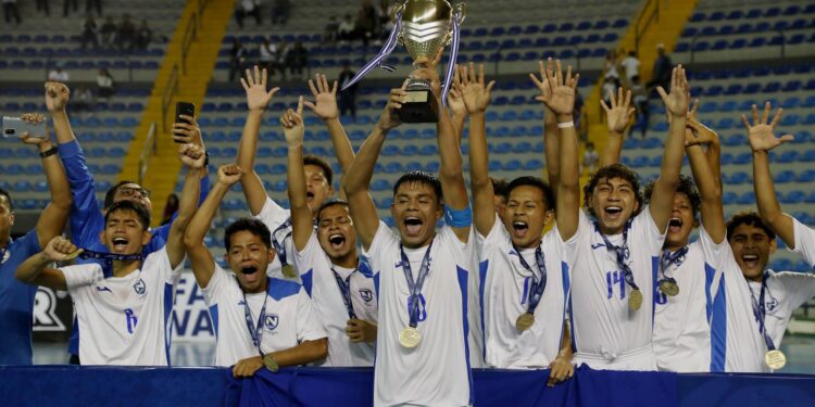 La selección de Nicaragua celebra el campeonato en el primer Torneo Sub-20 Futsal Uncaf FIFA Forward contra la selección de Costa Rica hoy, disputado en el Domo Polideportivo de la Ciudad de Guatemala (Guatemala). Foto: EFE / Artículo 66