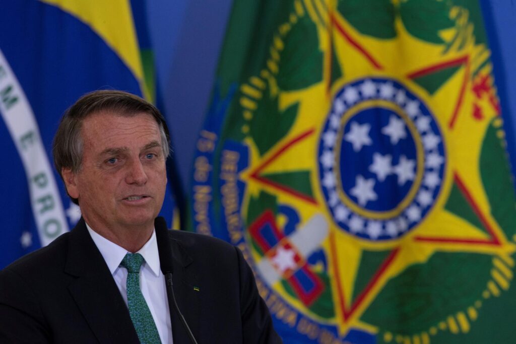 Bolsonaro anuncia que Brasil comprará combustible barato a Rusia