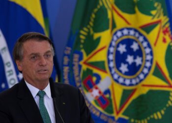 Bolsonaro anuncia que Brasil comprará combustible barato a Rusia