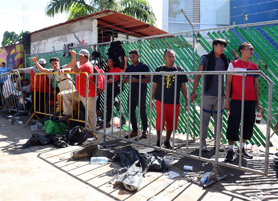 Migrantes permanecen en un campamento temporal hoy, en Tapachula (México).