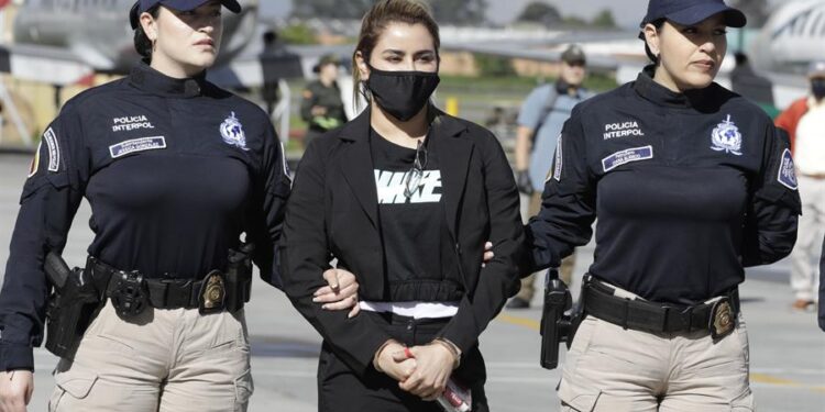 "La Negra" hermana del narcotraficante "Otoniel" es extraditada a EEUU desde Colombia