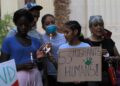 Personas participan en una vigilia en memoria de los migrantes fallecidos la semana pasada dentro en un camión, en El Paso, Texas (EE.UU.). EFE/Luis Torres