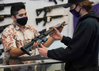 Congreso de EE.UU. llama a declarar a los principales fabricantes de armas