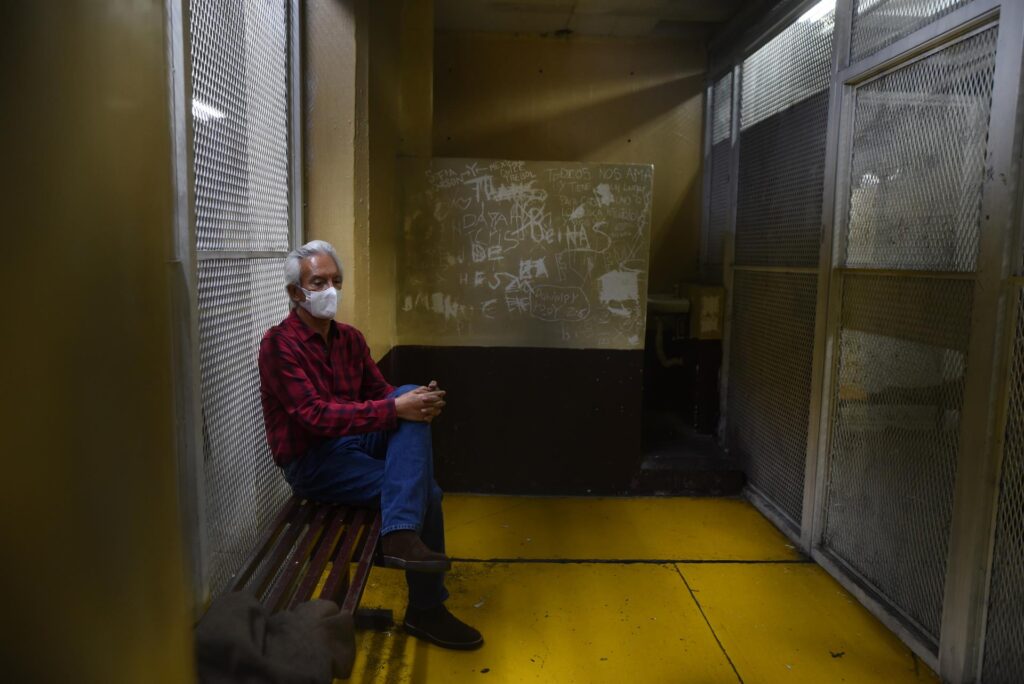José Rubén Zamora, periodista y presidente del matutino El Periódico, es visto hoy dentro de una celda en la Torre de Tribunales, en Ciudad de Guatemala (Guatemala).
