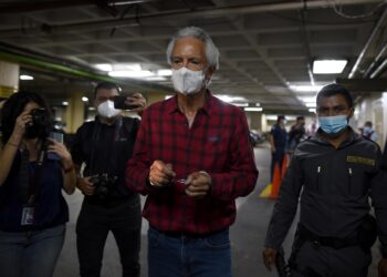 El periodista guatemalteco José Rubén Zamora, fundador del diario elPeriódico en 1996, anunció este sábado que se declaró en huelga de hambre en protesta por su detención y también dijo que teme por su vida.