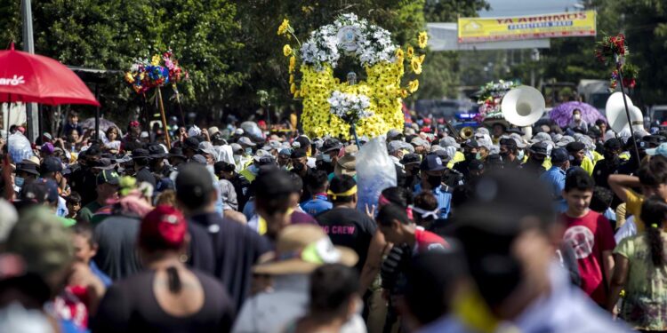 Managuas recuperan tradición de la «Roza del camino» después de dos años de pandemia. Foto: EFE / Artículo 66