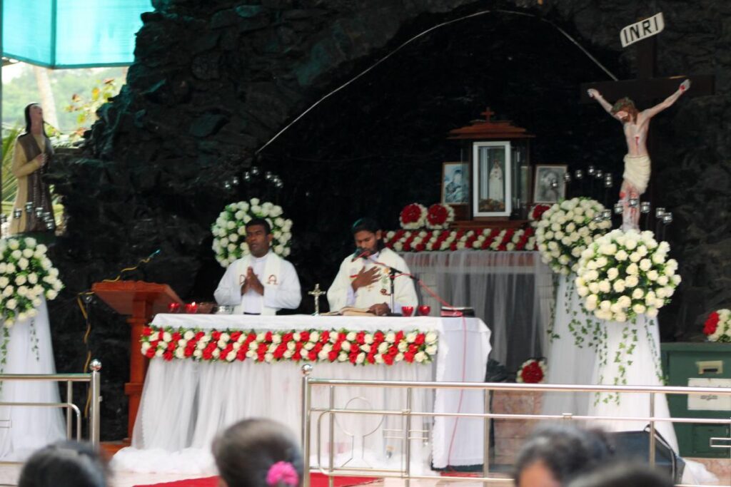 Un sacerdote lidera la lucha del pueblo para derrotar la dictadura de Sri Lanka