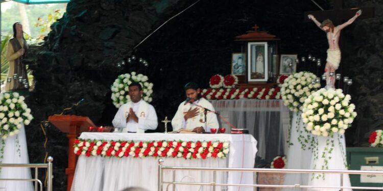 Un sacerdote lidera la lucha del pueblo para derrotar la dictadura de Sri Lanka