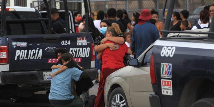 Familiares de internos se abrazan hoy afuera del Centro de Reinserción Social (Cereso) número 3, en Ciudad Juárez, estado de Chihuahua (México). EFE/Luis Torres