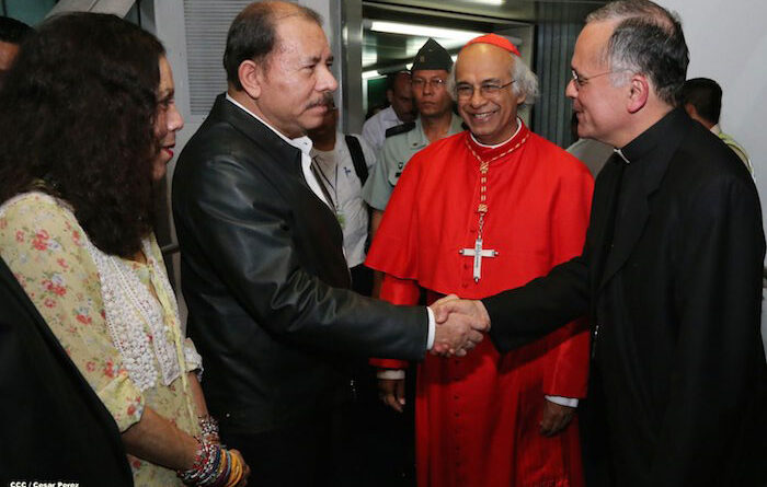 Ortega y Murillo le sonrieron a los obispos para mostrarse “católicos”, ahora persiguen a la iglesia. Foto: Medios oficiales.