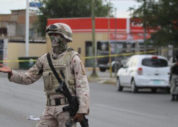 Integrantes del Ejercito Mexicano y de la Guardia Nacional resguardan una camioneta donde viajaba un familia que fue atacada con armas de fuego hoy en Ciudad Juárez, estado de Chihuahua (México).
