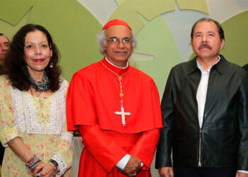 Los dictadores Ortega y Murillo mostraron cercanía con el Cardenal Brenes mientras lo creyeron un aliado. Foto: Medios oficiales.