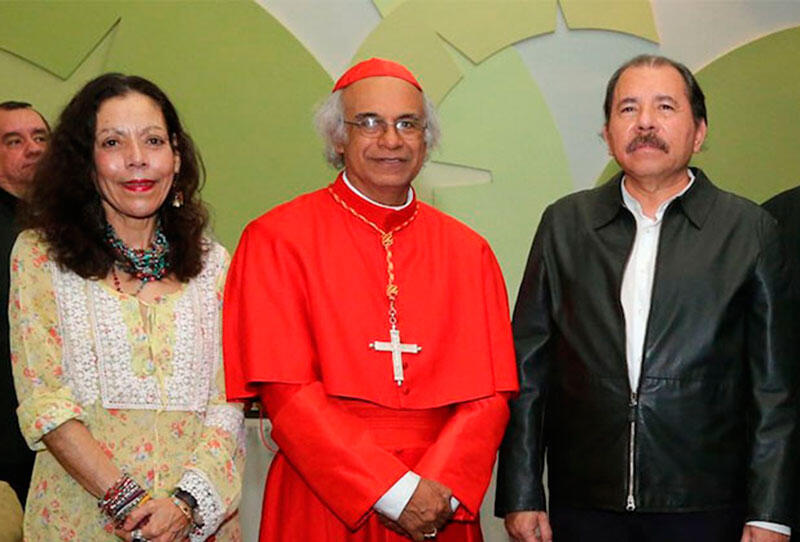 Los dictadores Ortega y Murillo mostraron cercanía con el Cardenal Brenes mientras lo creyeron un aliado. Foto: Medios oficiales.
