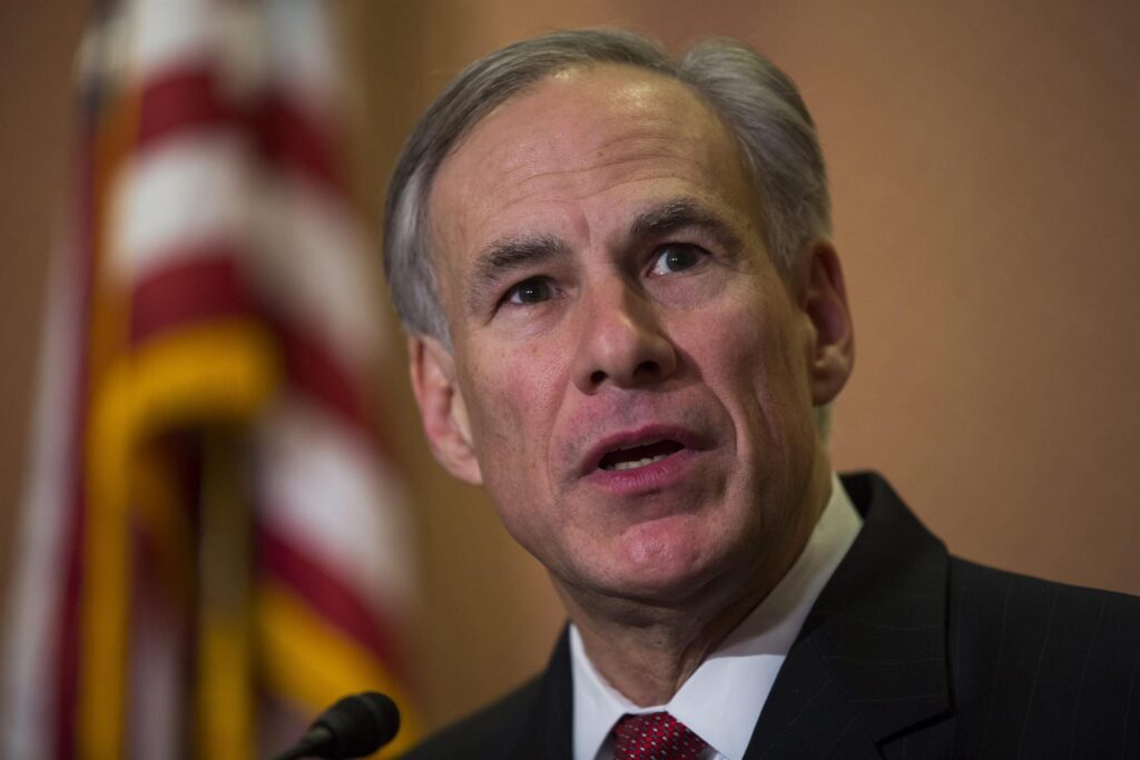 Texas comienza a enviar hoy buses llenos de inmigrantes a Nueva York