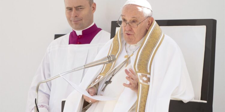 Papa Francisco: La madre tierra nos ruega que dejemos de destruirla
