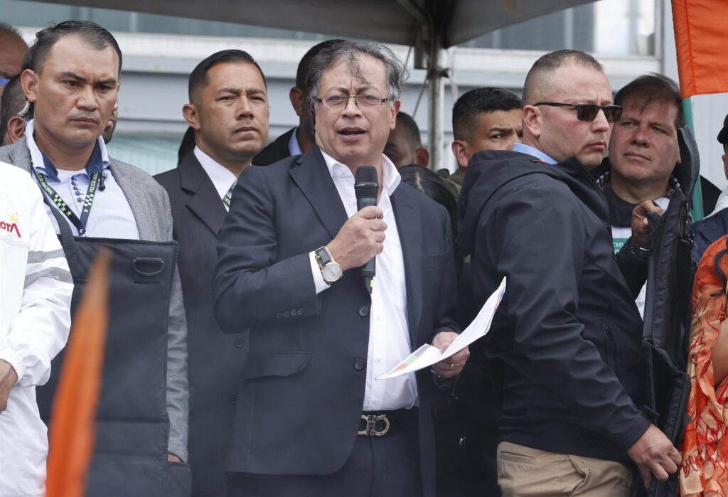 Petro llama a sus seguidores a salir a las calles a defender sus reformas