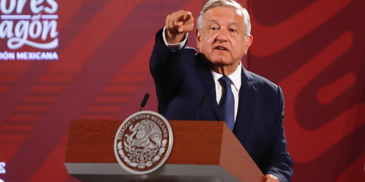 López Obrador celebra el final del programa "Quédate en México" de EE.UU.